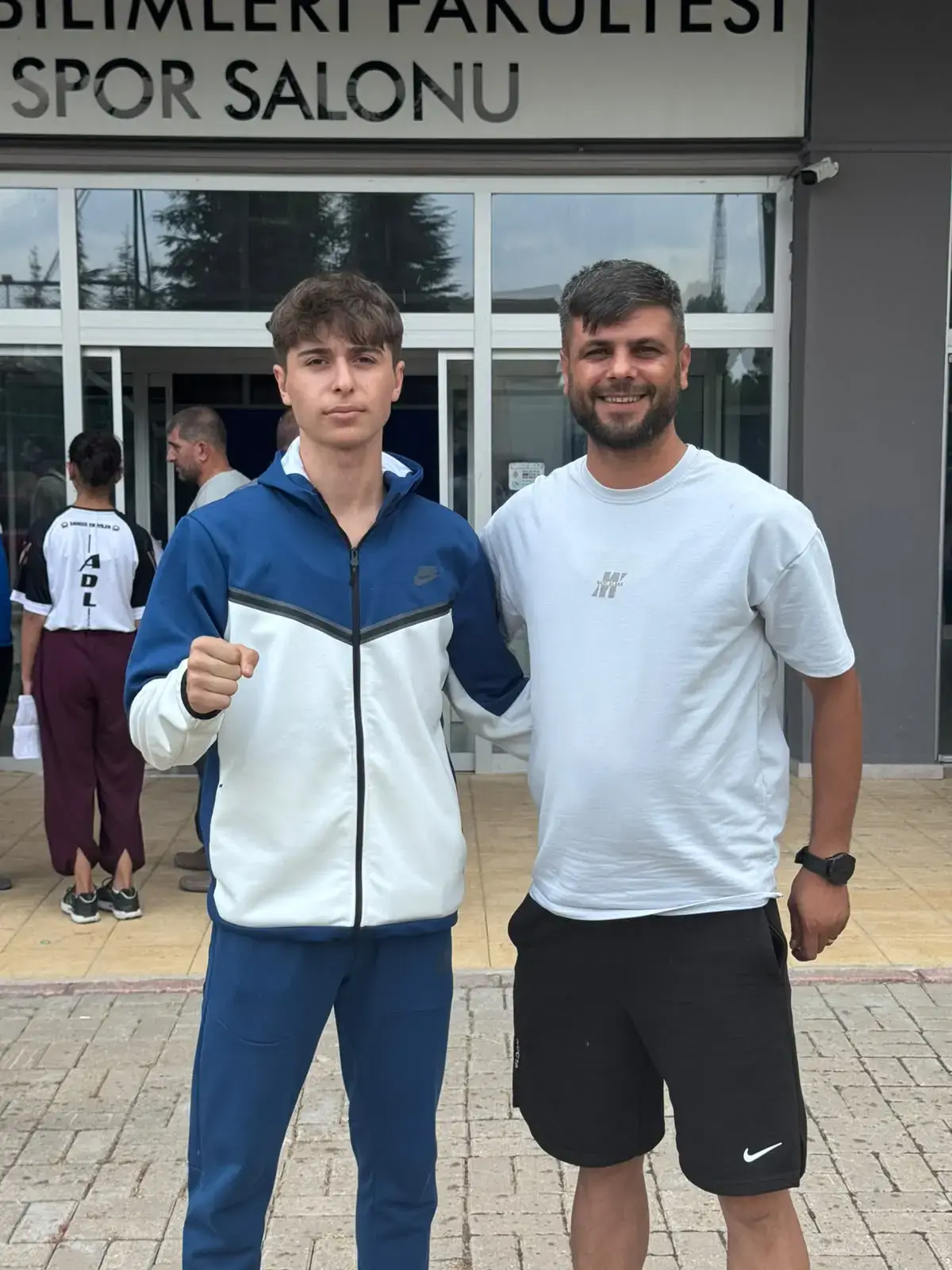 Yeşilova Spor Akademisi eğitmeni parkur sınavını tamamlayan öğrencisiyle