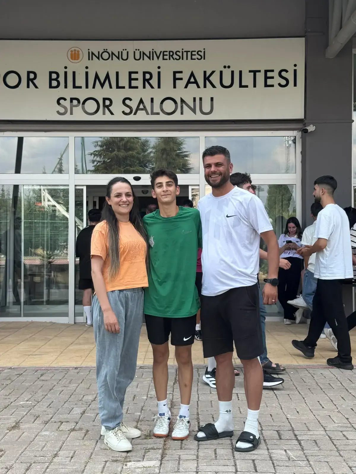 Yeşilova Spor Akademisi eğitmenleri genç sporcu öğrencileriyle