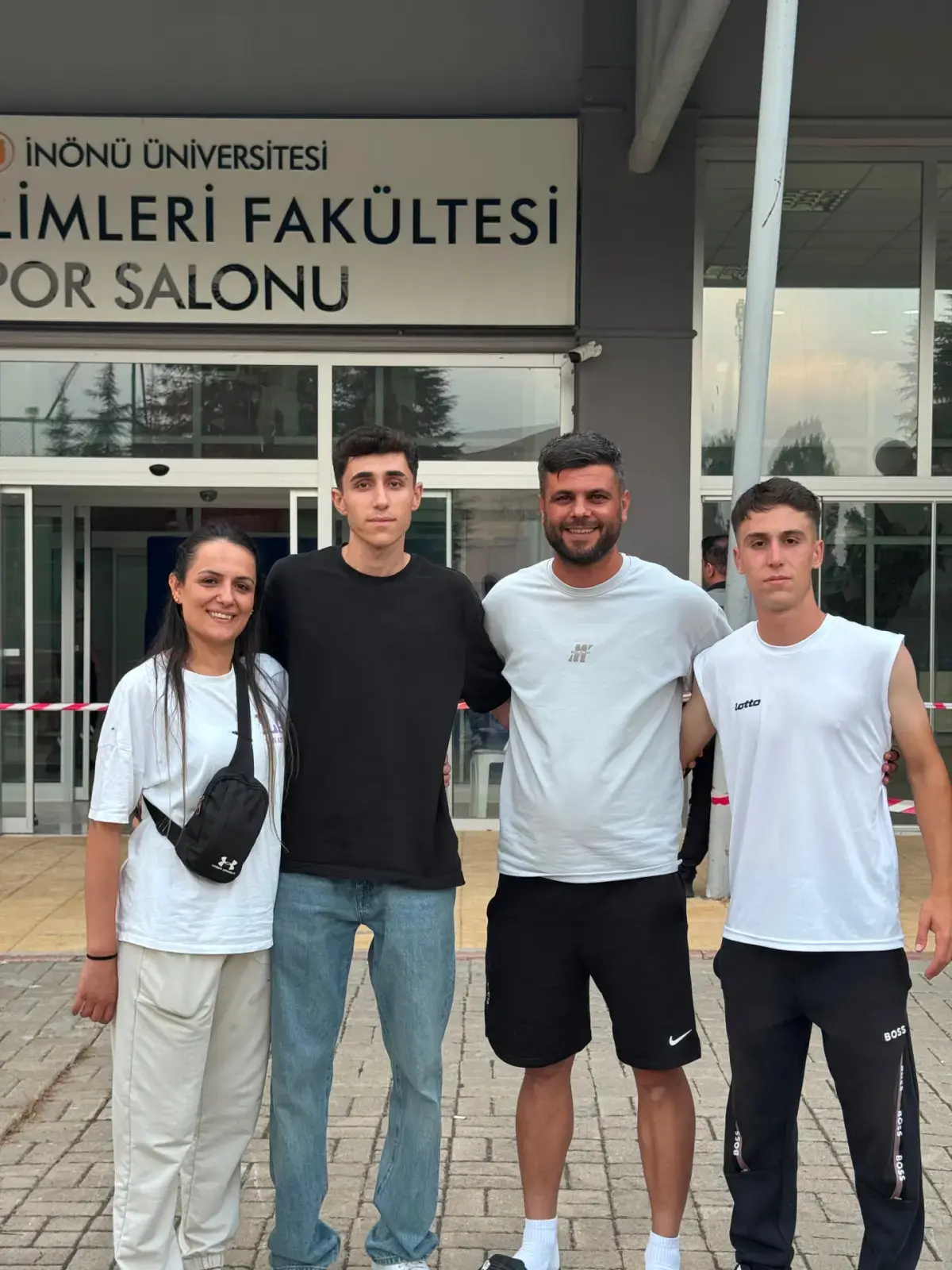 Yeşilova Spor Akademisi eğitmenleri ve öğrencileri BESYO sınavı sonrası