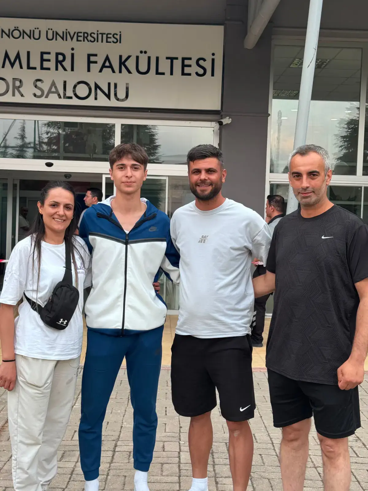 Yeşilova Spor Akademisi ekibi öğrencileriyle sınav alanında
